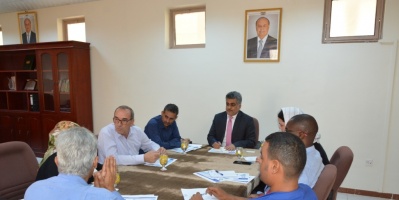 بحث دور المنظمات الدولية وتنسيقها مع الحكومة اليمنية بالتعامل مع المهاجرين الأفارقة