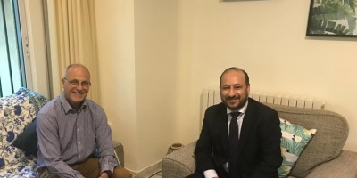 وزير التخطيط يلتقي السفير البريطاني لدى بلادنا
