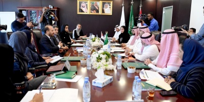  الوزير العوج والسفير آل جابر يبحثان مشاريع التنمية والإعمار في اليمن 