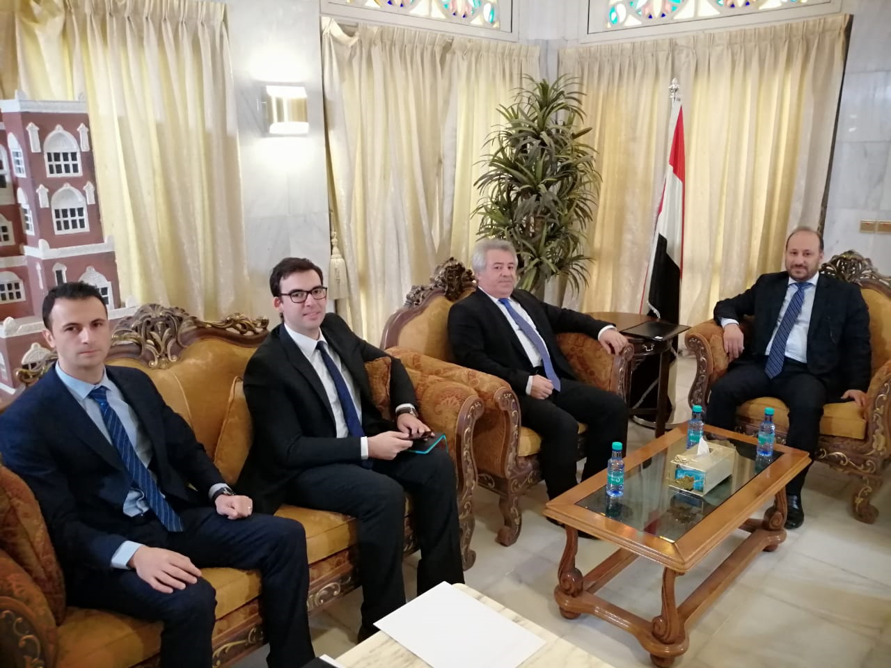  العوج يبحث مع السفير التركي تخصيص منح للدراسات العليا وفتح معهد للغة التركية في اليمن 