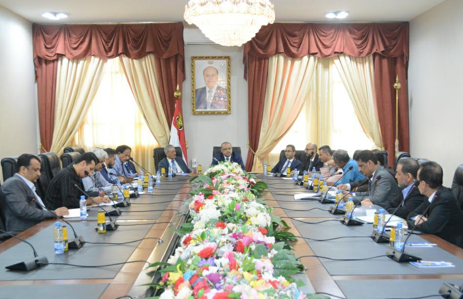  لجنة تطوير آلية التعامل مع الأزمة الإنسانية برئاسة باذيب تعقد اجتماعها الأول في عدن 