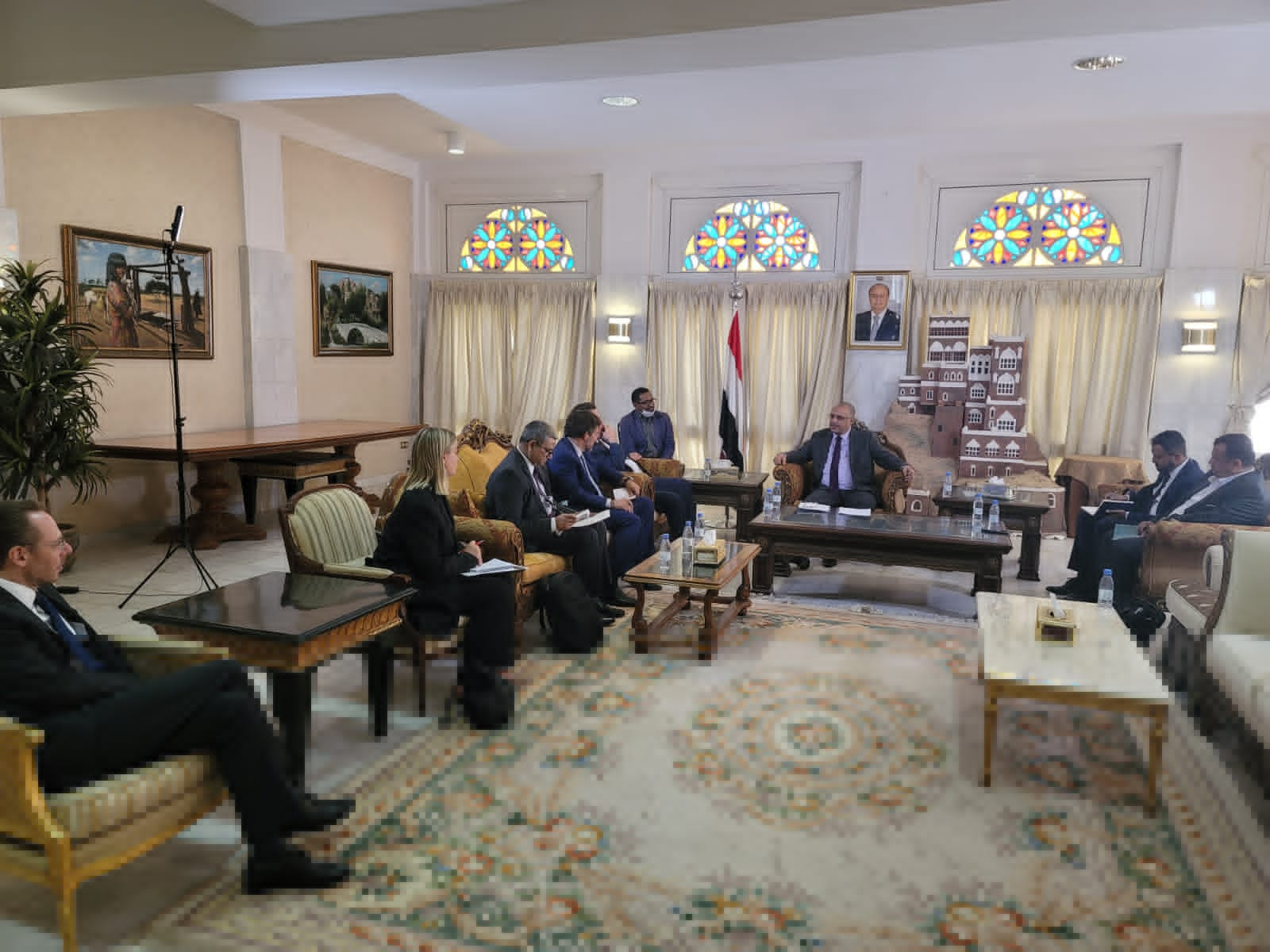  وزير التخطيط يناقش مع منسق الشؤون الإنسانية جهود مواجهة تحديات العمل الإنساني