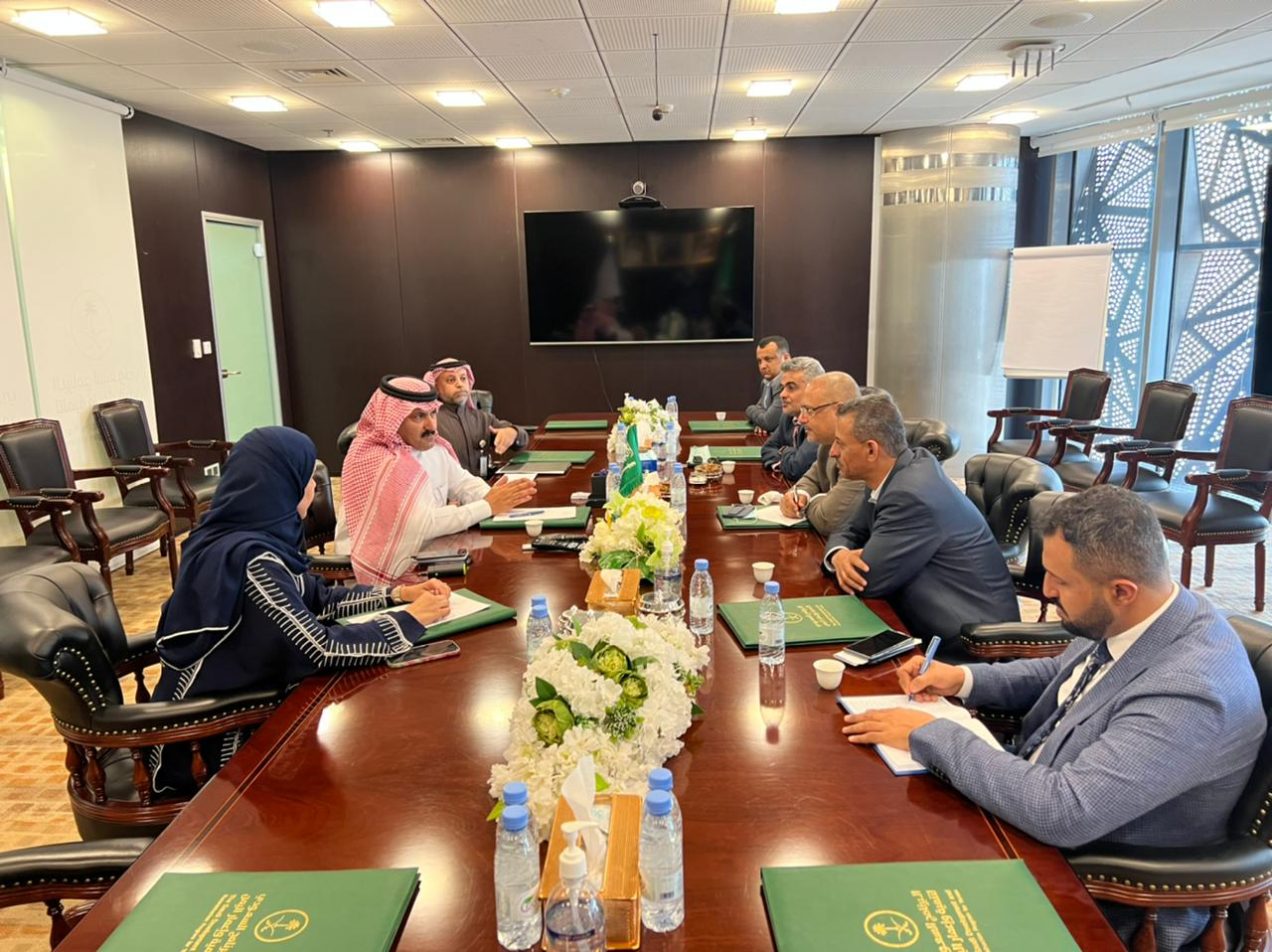  وزير التخطيط يبحث مع السفير السعودي دعم التنمية وإعادة الإعمار