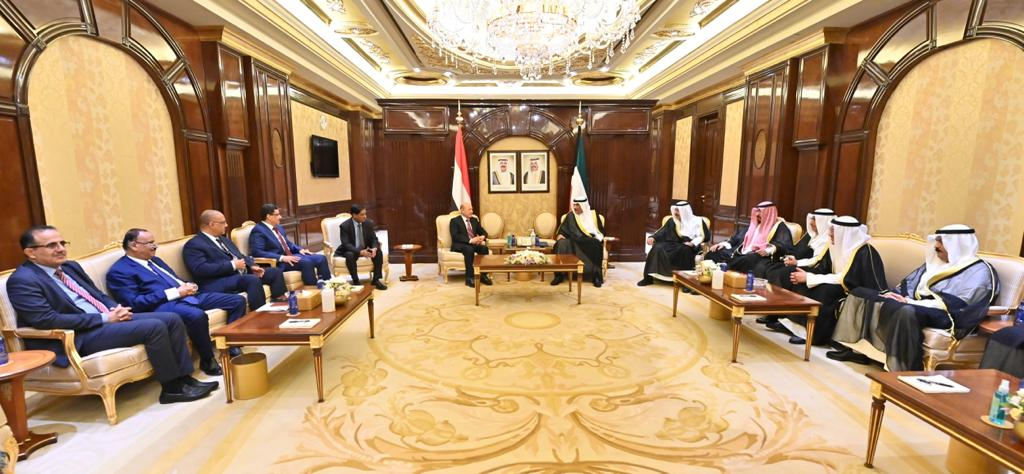  رئيس مجلس القيادة ورئيس الوزراء الكويتي يعقدان جلسة مباحثات رسمية حول مستجدات الاوضاع اليمنية وآفاق العلاقات الثنائية