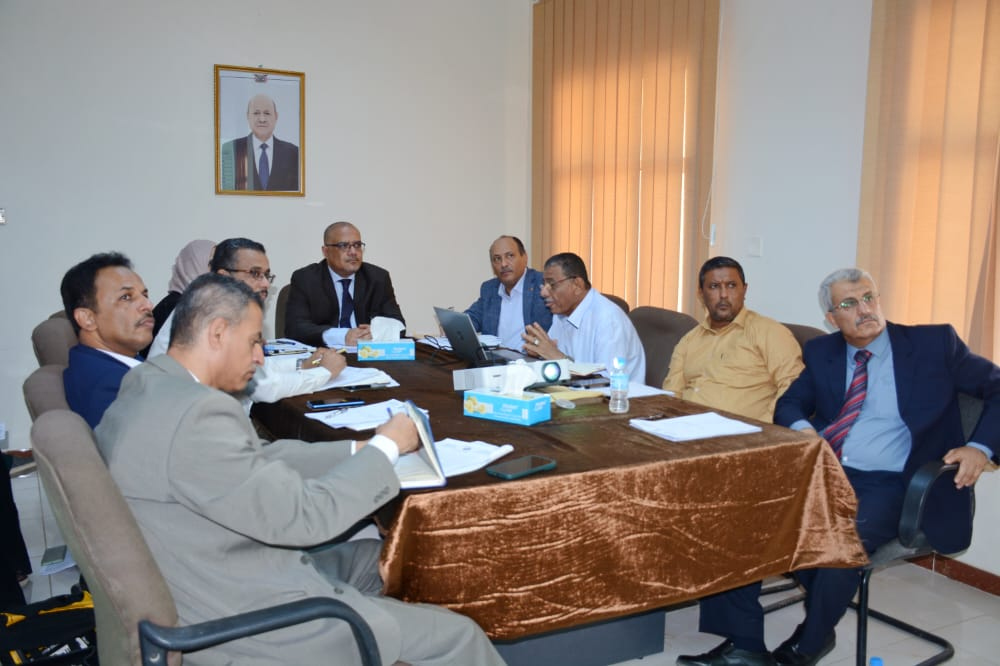  لجنة تسيير الأمن الغذائي برئاسة باذيب تناقش مستوى الأمن الغذائي والمخزون الإستراتيجي للقمح