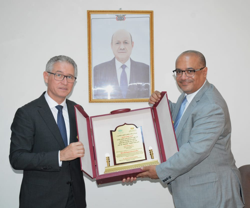  وزير التخطيط يكرم ممثل اليونيسيف السابق في اليمن بمناسبة إنتهاء فترة عمله