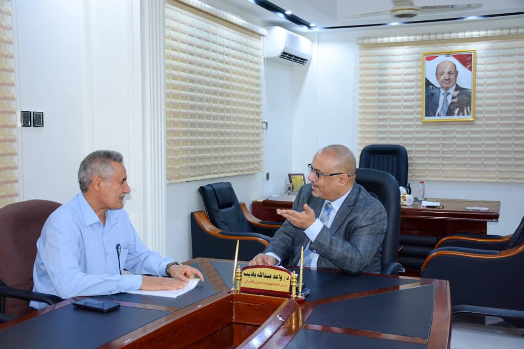 وزير التخطيط يناقش مدير مصافي عدن لتطوير وتأهيل المصافي