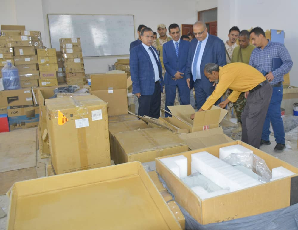  وزير التخطيط ورئيس جامعة عدن يتفقدان تجهيزات مختبرات البحث الجنائي بكلية الحقوق