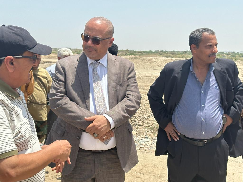  وزير التخطيط ومحافظ أبين يتفقدان مستوى تنفيذ عدد من المشاريع