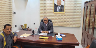 وزير التخطيط يناقش مع مدير مديرية عين في شبوة الاحتياجات الإنسانية والتنموية