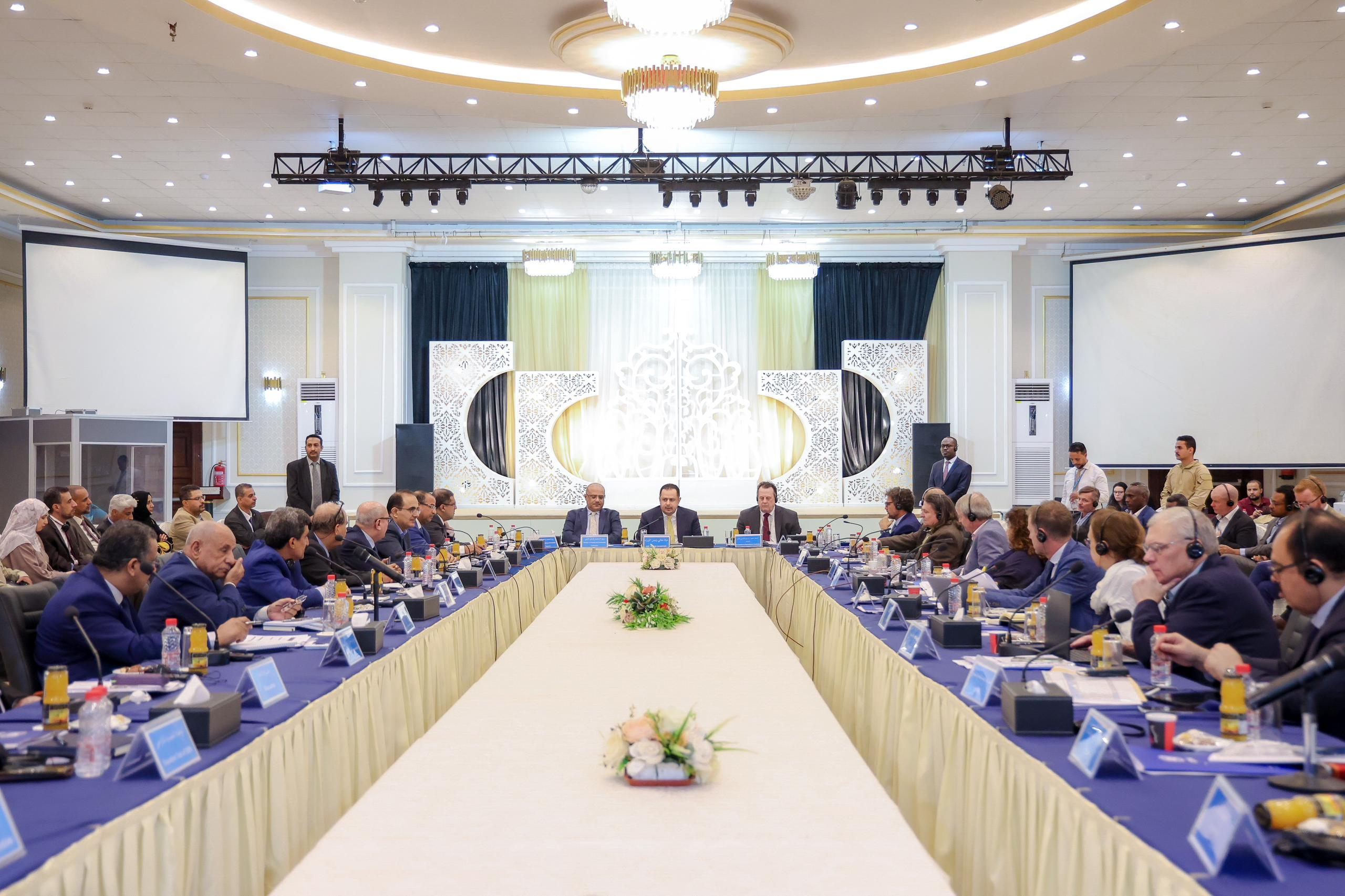  رئيس الوزراء يفتتح في عدن اجتماعات الطاولة المستديرة رفيعة المستوى بين الحكومة والأمم المتحدة