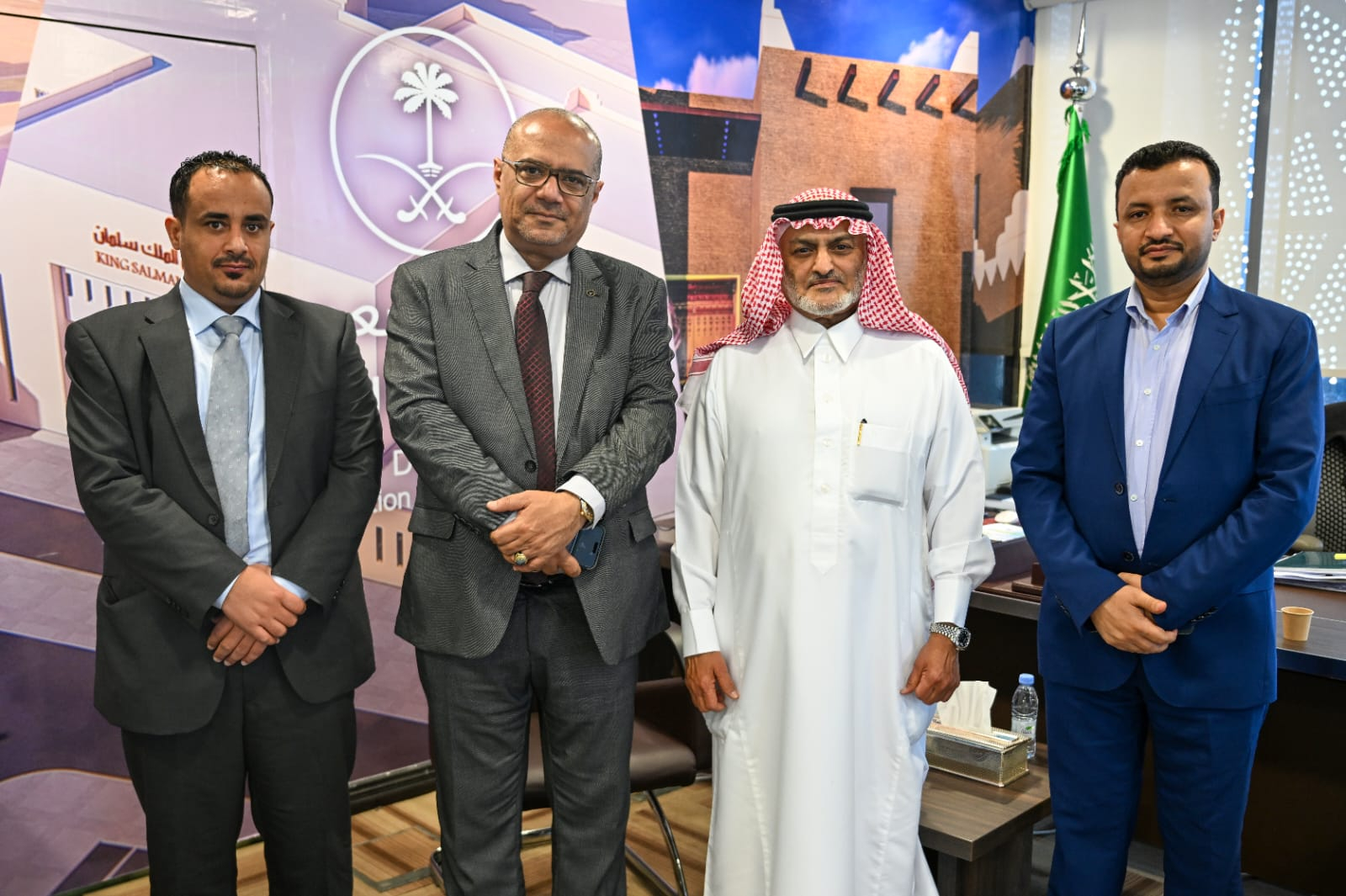  الوزير باذيب يبحث مع البرنامج السعودي استعدادات إطلاق مناقصات عدد من المشاريع الحيوية